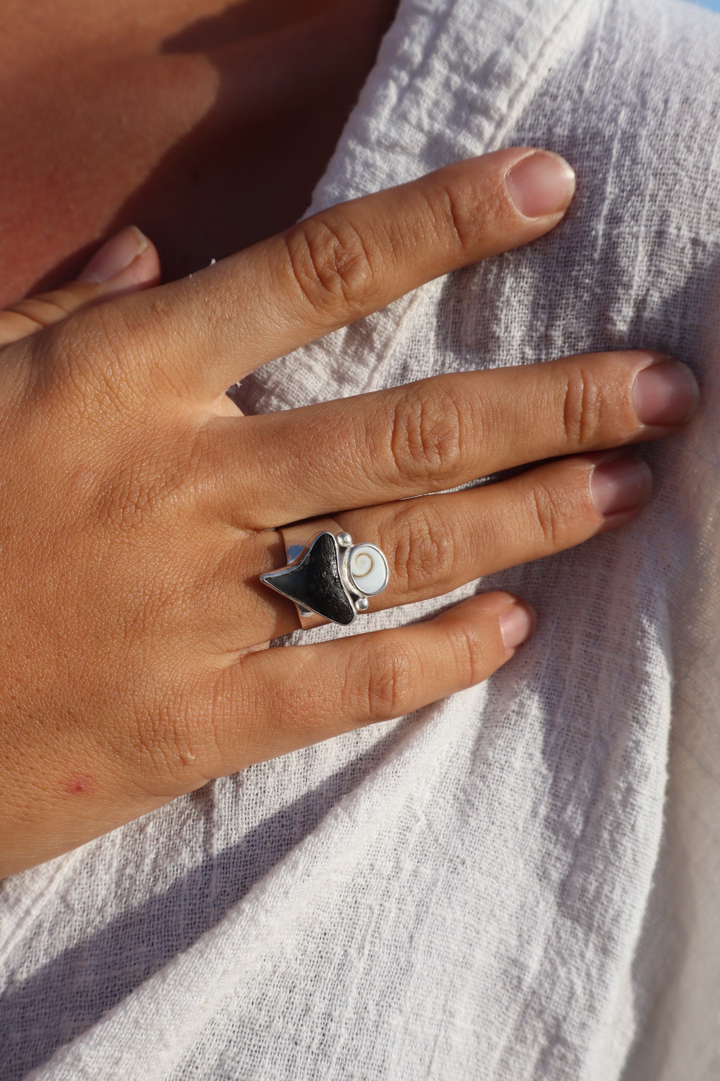 Shark Tooth x Operculum Ring M - 6 1/4